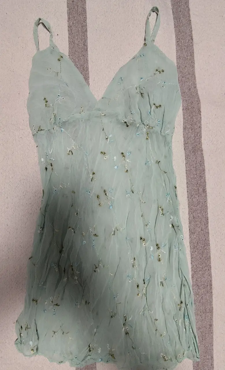 Top de gasa celeste con detalles bordados. Ideal para un look fresco y romántico.