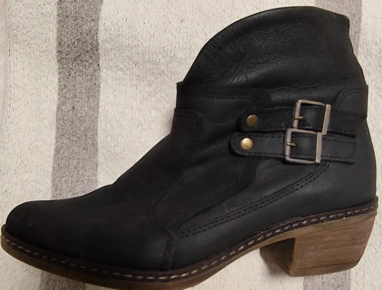 Botín de cuero negro con hebillas y taco bajo. Ideal para un look casual y canchero.