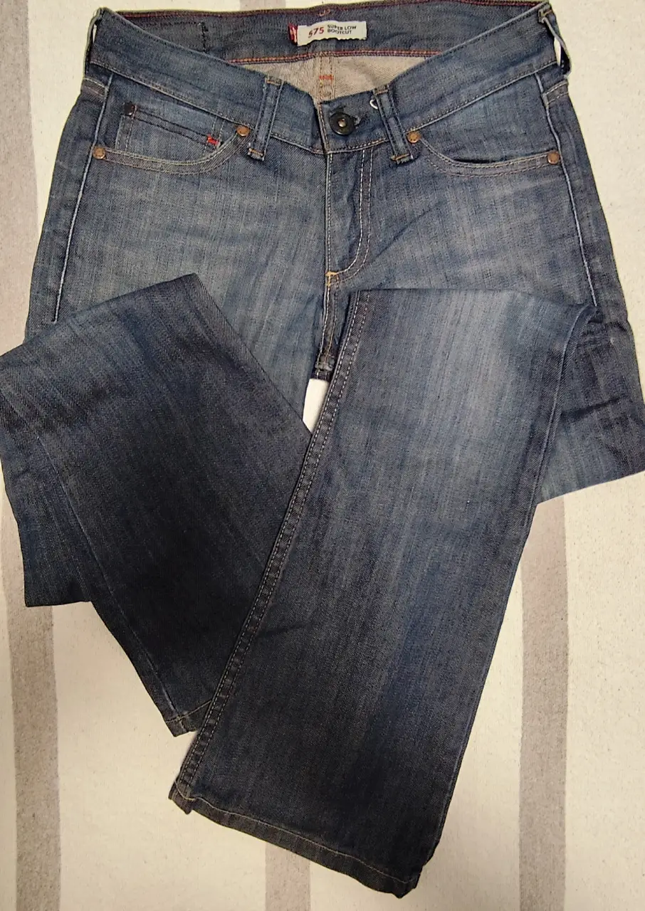 Jeans de mujer tiro bajo, corte Oxford, color azul. Ideal para un look casual y cómodo.