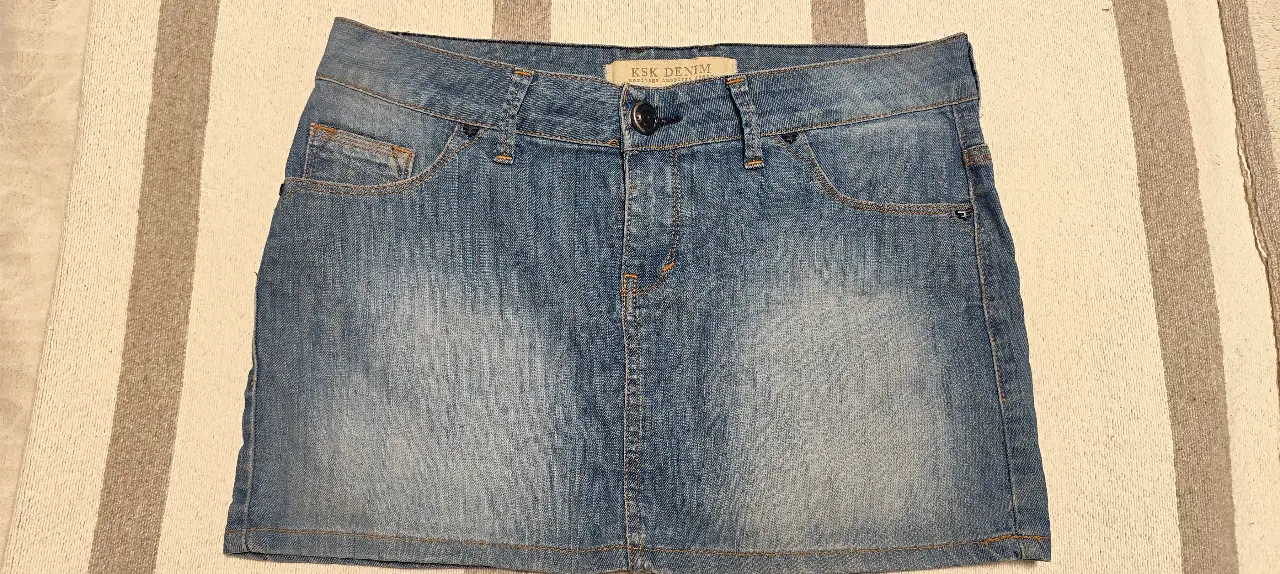 Minifalda de jean azul, ideal para un look casual y moderno. Confeccionada en tela de jean resistente, esta falda presenta un diseño clásico con bolsillos delanteros y traseros. Perfecta para combinar con remeras, blusas o tops, y crear diferentes estilos.