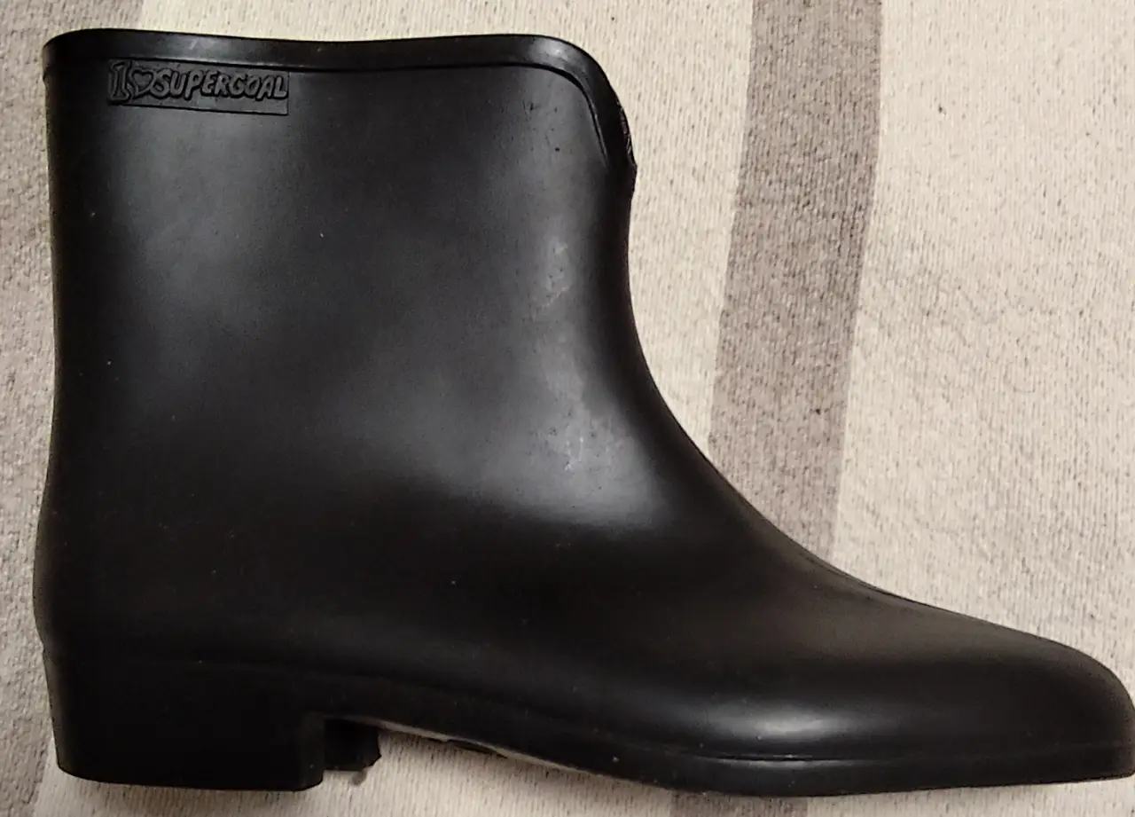 Botas de lluvia negras, ideales para mantener tus pies secos y protegidos en días lluviosos. Diseño clásico y versátil, perfectas para combinar con cualquier outfit.
