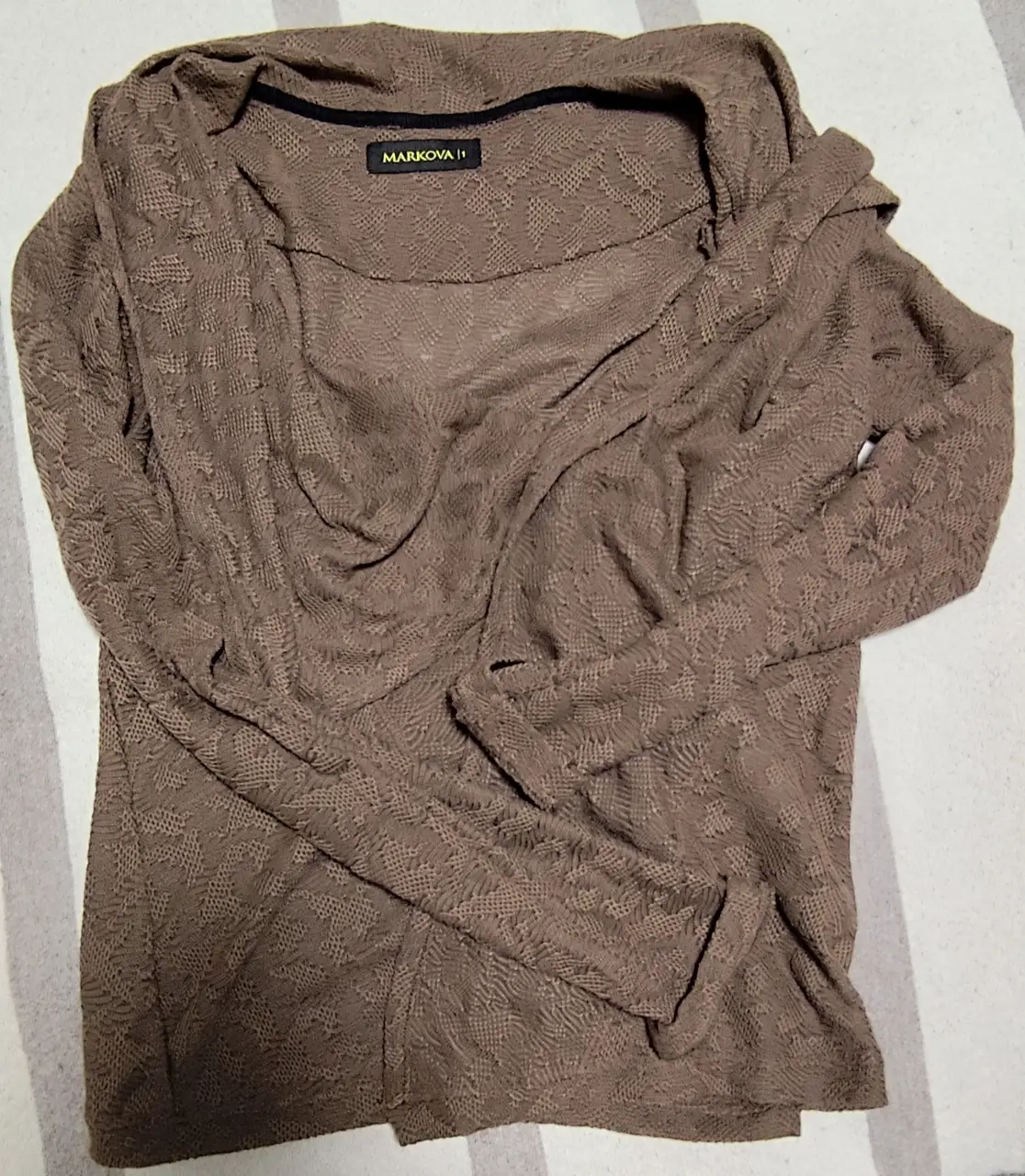Sweater largo de mujer, color marrón, con diseño calado. Marca Markova II. Ideal para un look casual y cómodo.