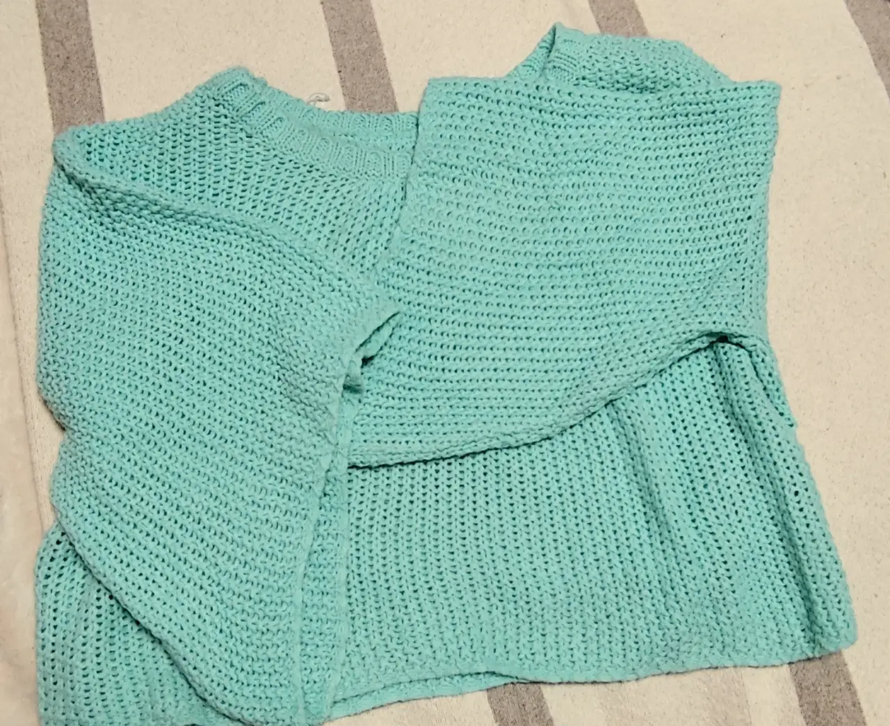 Sweater largo de tejido calado en color celeste. Ideal para un look casual y cómodo.