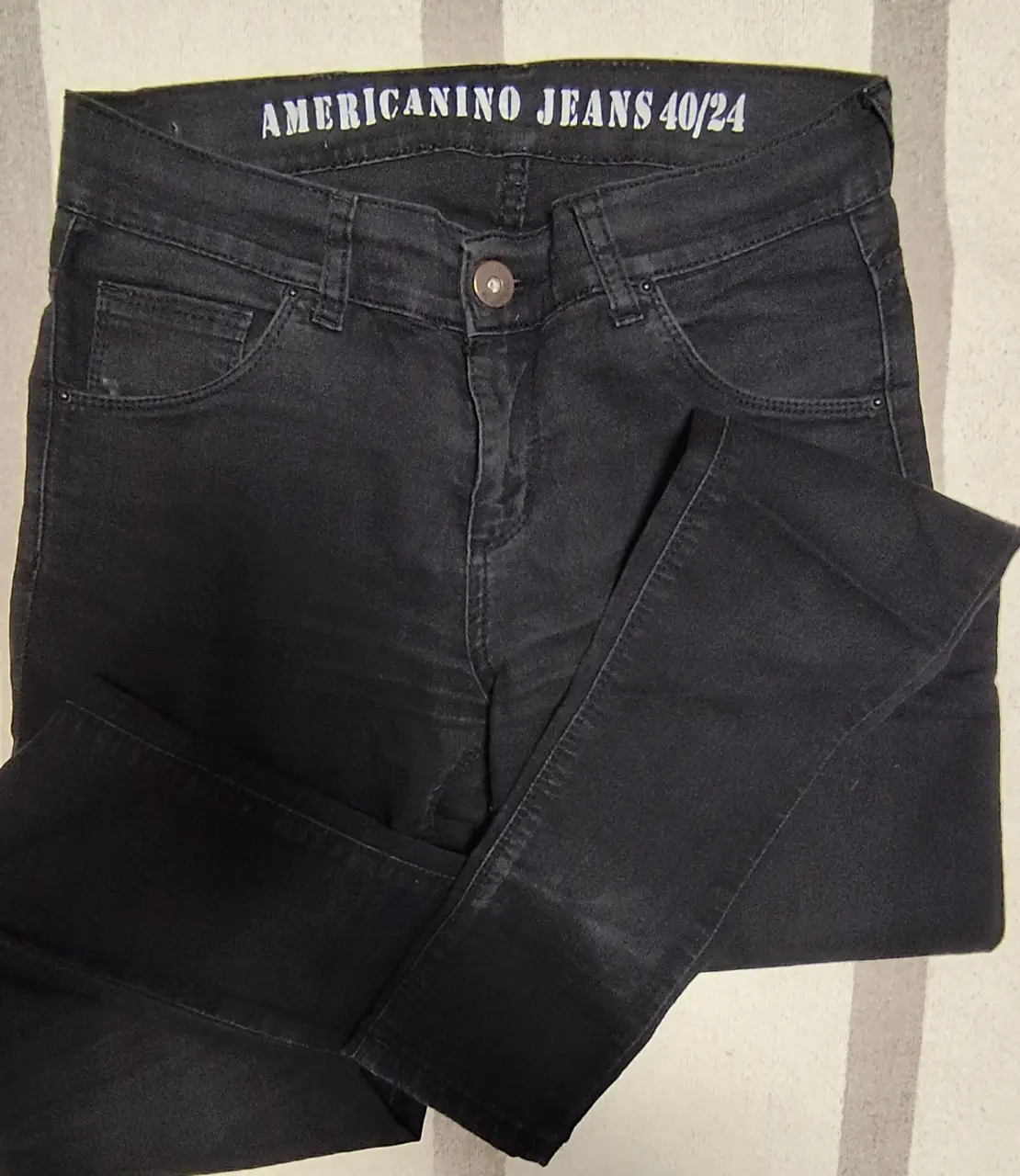 Jeans negro AMERICANINO JEANS 40/24, tiro medio, corte recto. Ideal para un look casual y versátil.