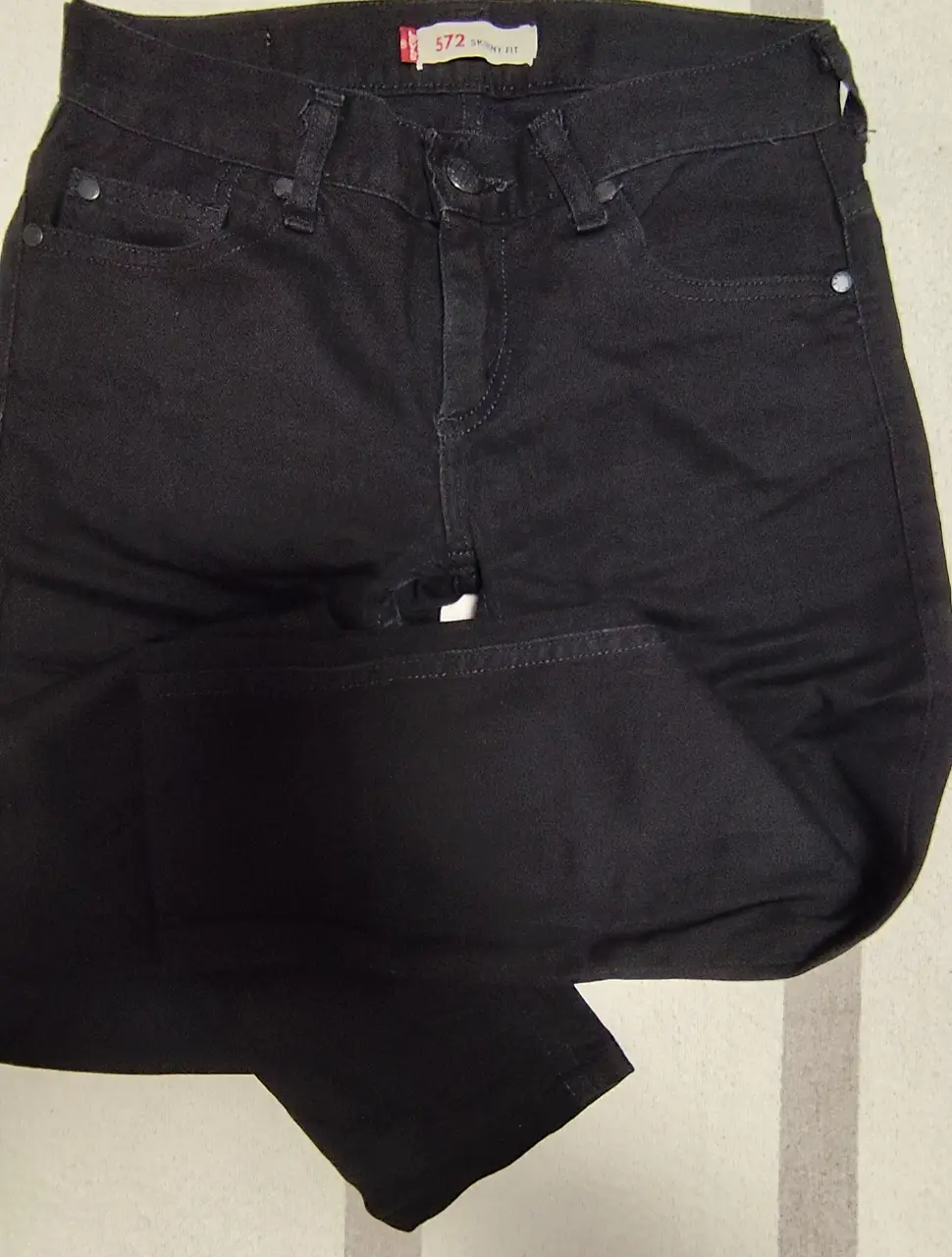 Jeans negro skynny, ideal para un look casual y versátil. Perfecto para combinar con cualquier outfit.