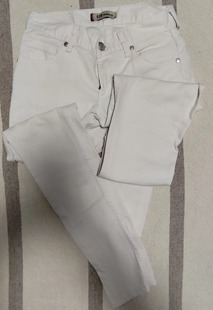 Jeans skynnys blanco de la marca Levi's, tiro medio, corte clásico y atemporal. Un básico versátil para cualquier guardarropa.