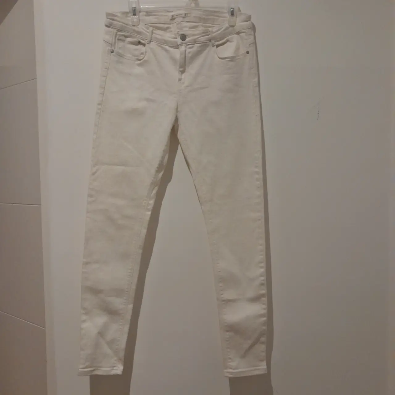 Jeans rectos blancos de la marca Zara Trafaluc denimwear, talle 42 EUR, 10 USA, 32 MEX. Ideal para un look casual y versátil.