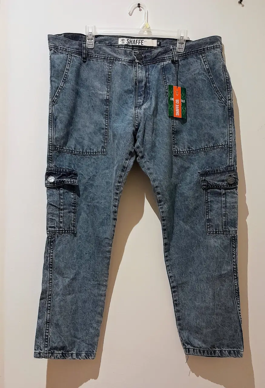 Pantalón cargo de jean azul con efecto gastado. Posee bolsillos laterales y traseros, ideal para un look casual y cómodo.