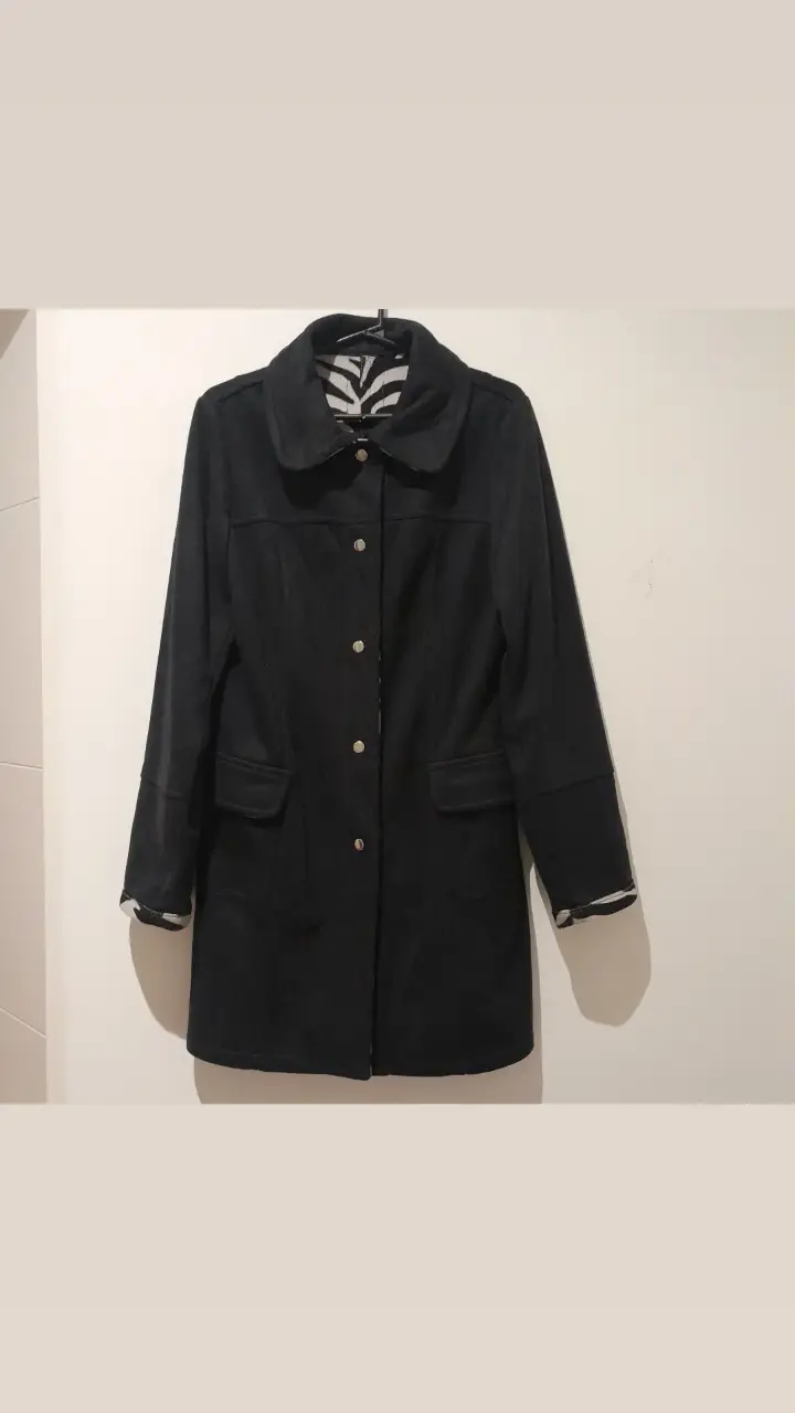 Tapado negro con forro de cebra de pelo corto. Ideal para el invierno, este abrigo es perfecto para cualquier ocasión.