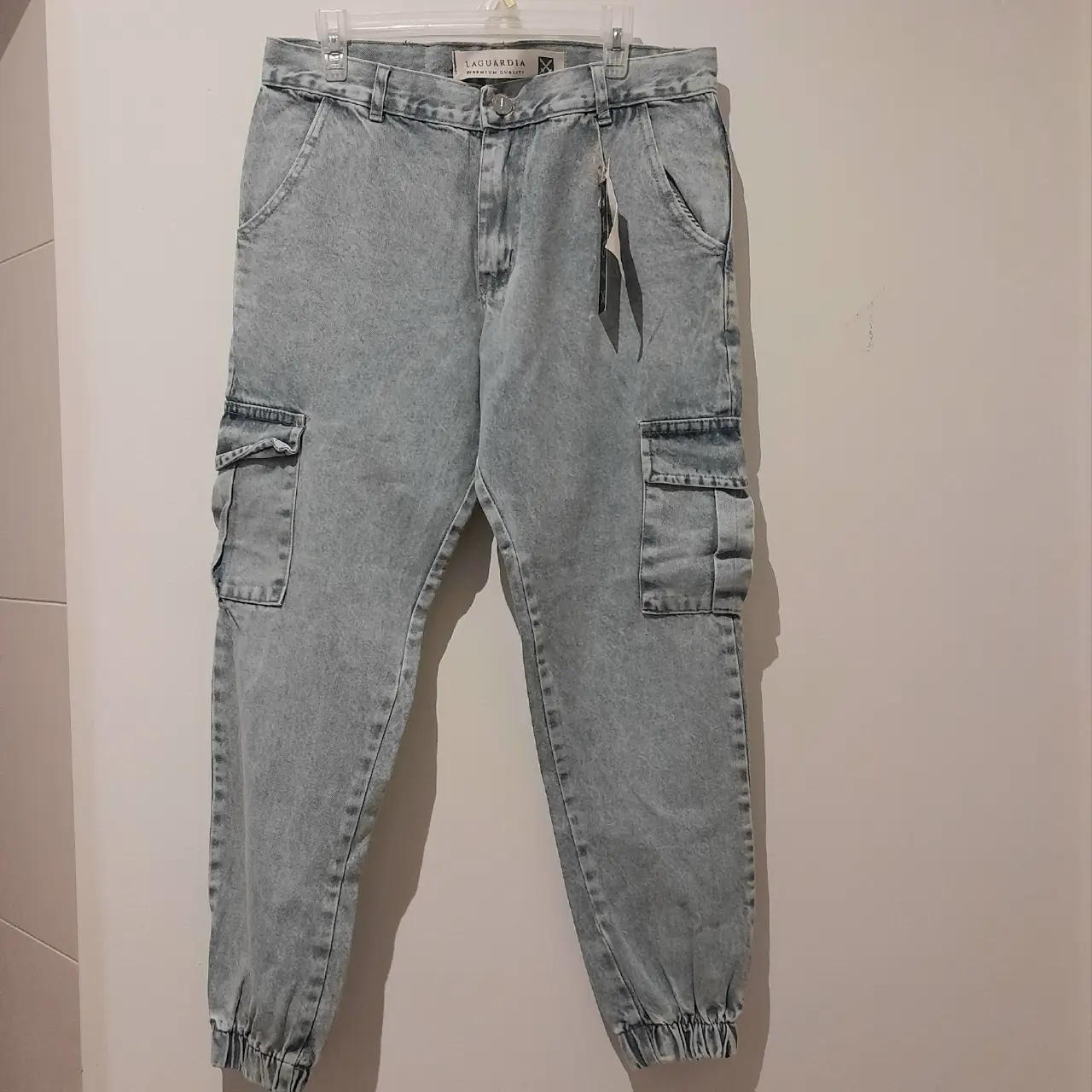 Pantalón cargo de jean para hombre, con diseño de lavado claro y detalles de bolsillos laterales. Talle 44.