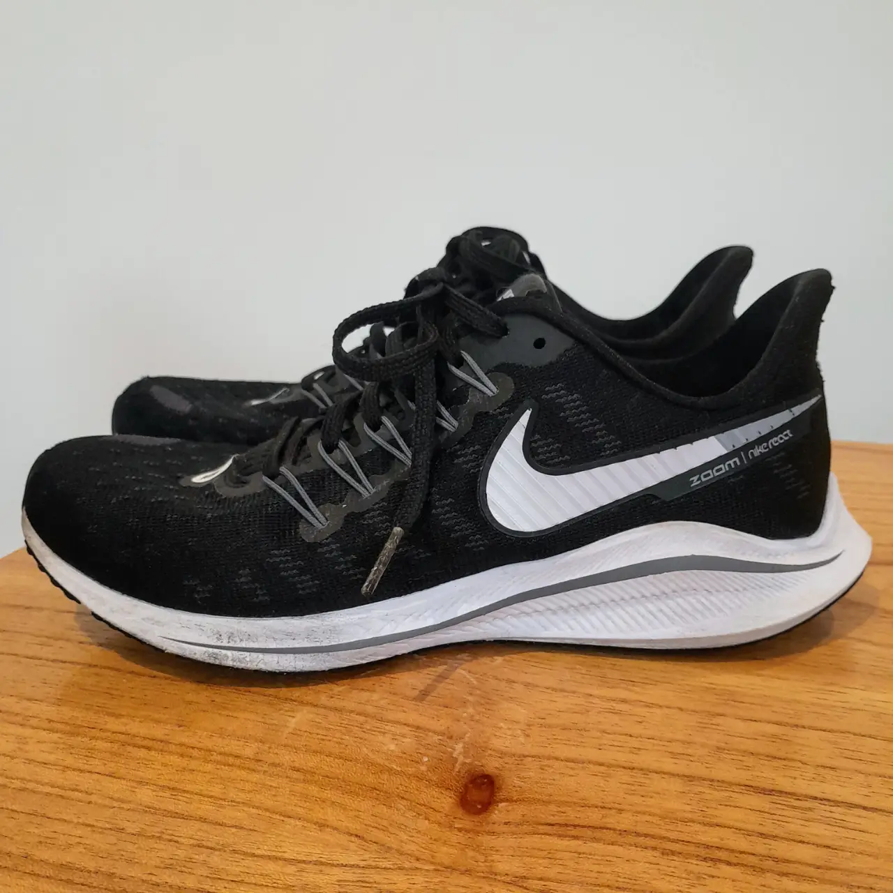 Zapatillas Nike Zoom Vomero 14, color negro con detalles en blanco. Running y entrenamiento. Impecables!
