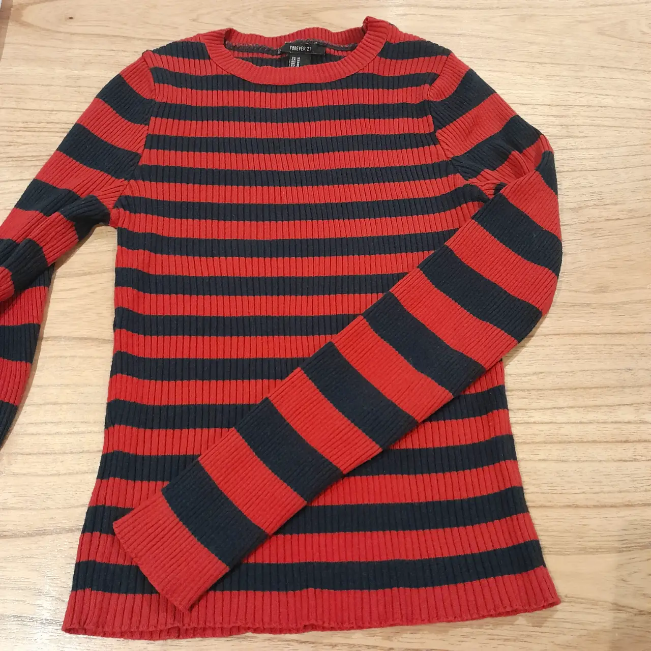 Sweater de mujer Forever 21 a rayas rojas y negras, de manga larga y cuello redondo. Talle M.