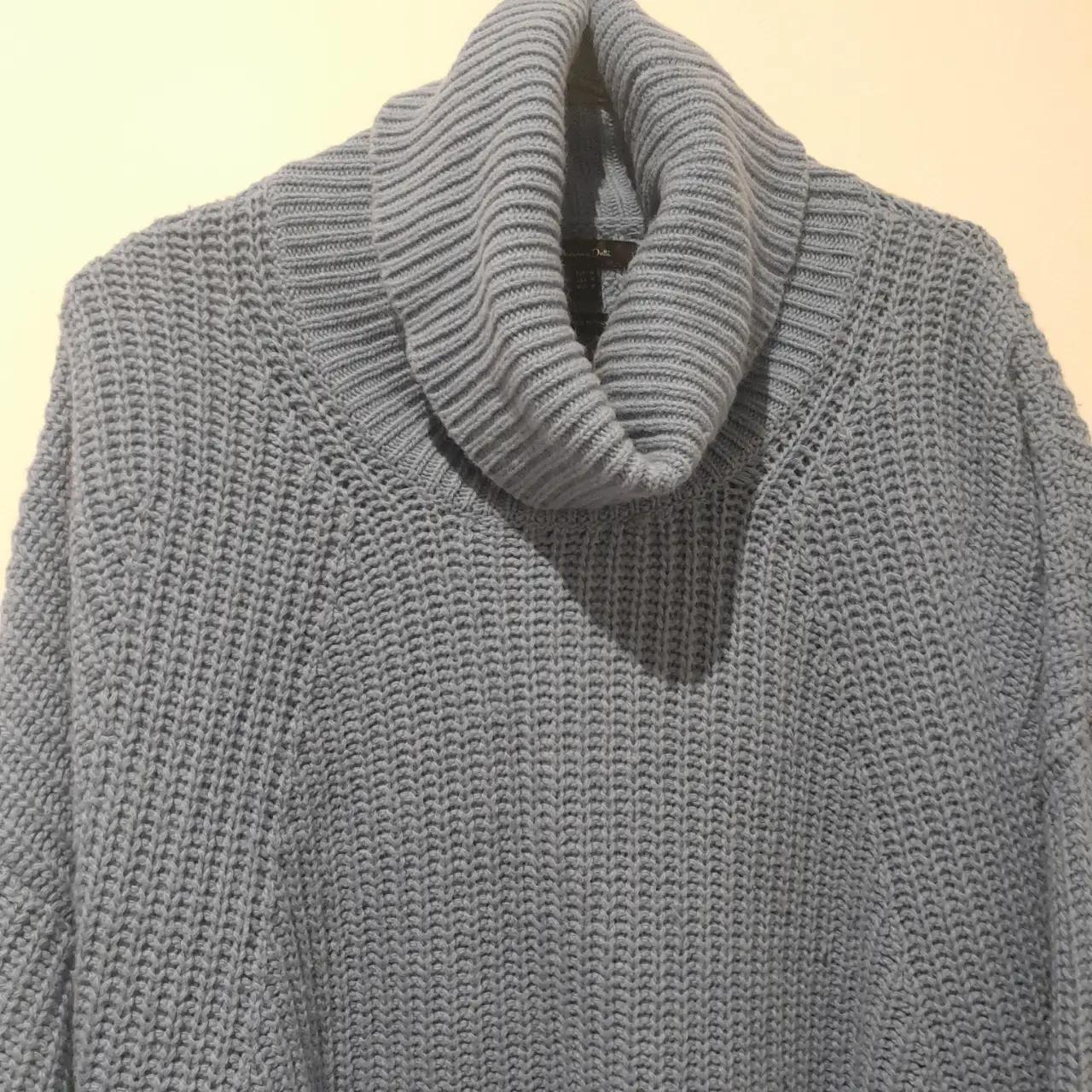 Sweater de cuello alto celeste, tejido grueso, ideal para el invierno. Massimo Dutti, talle M. Made in Italy