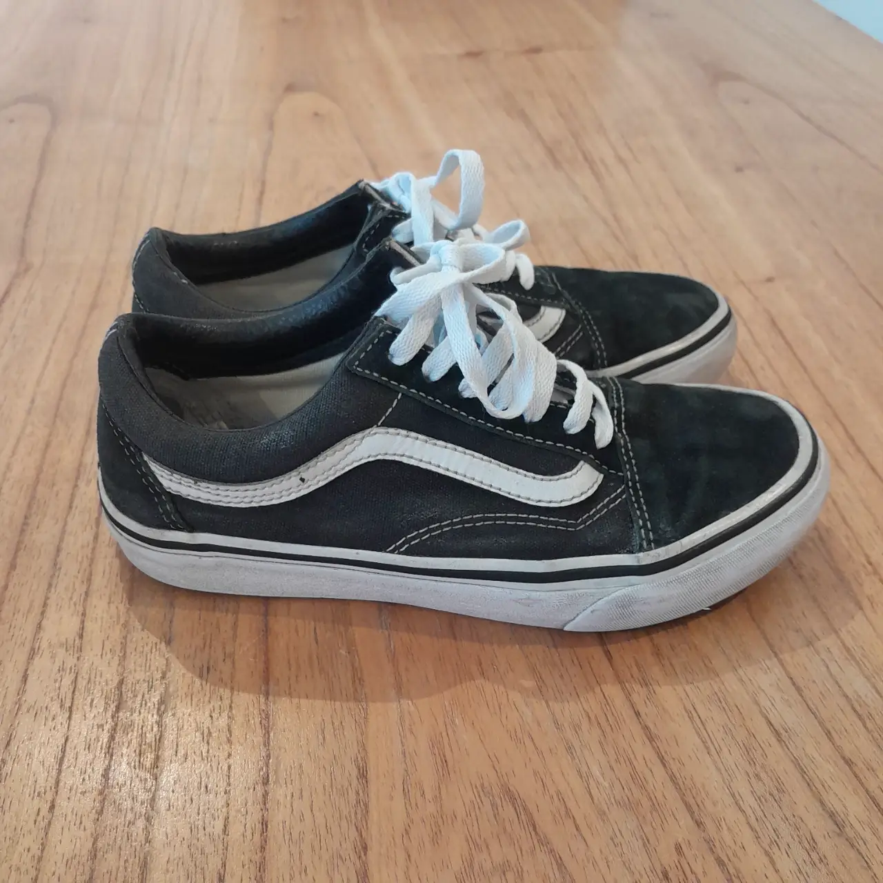 Zapatillas Vans Old Skool negras con detalles blancos, talle 36. No te las pierdas!