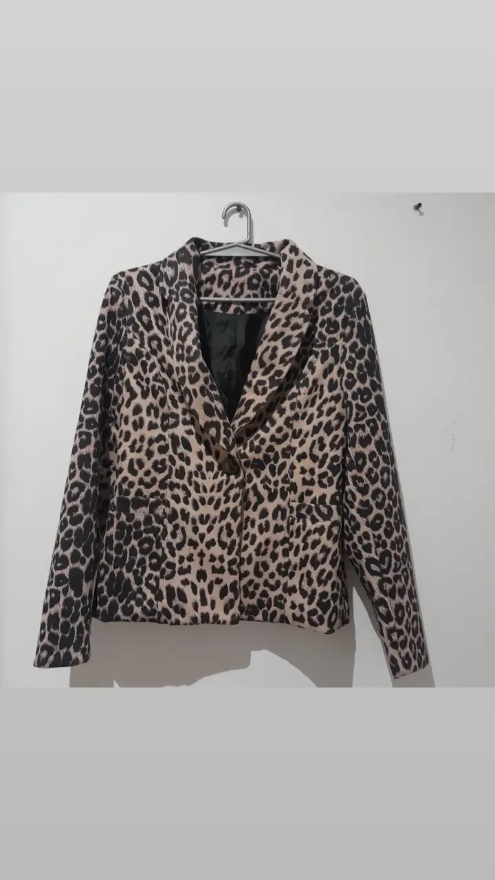 Blazer con estampado de leopardo. Ideal para un look sofisticado y audaz. Perfecto para combinar con diferentes outfits.