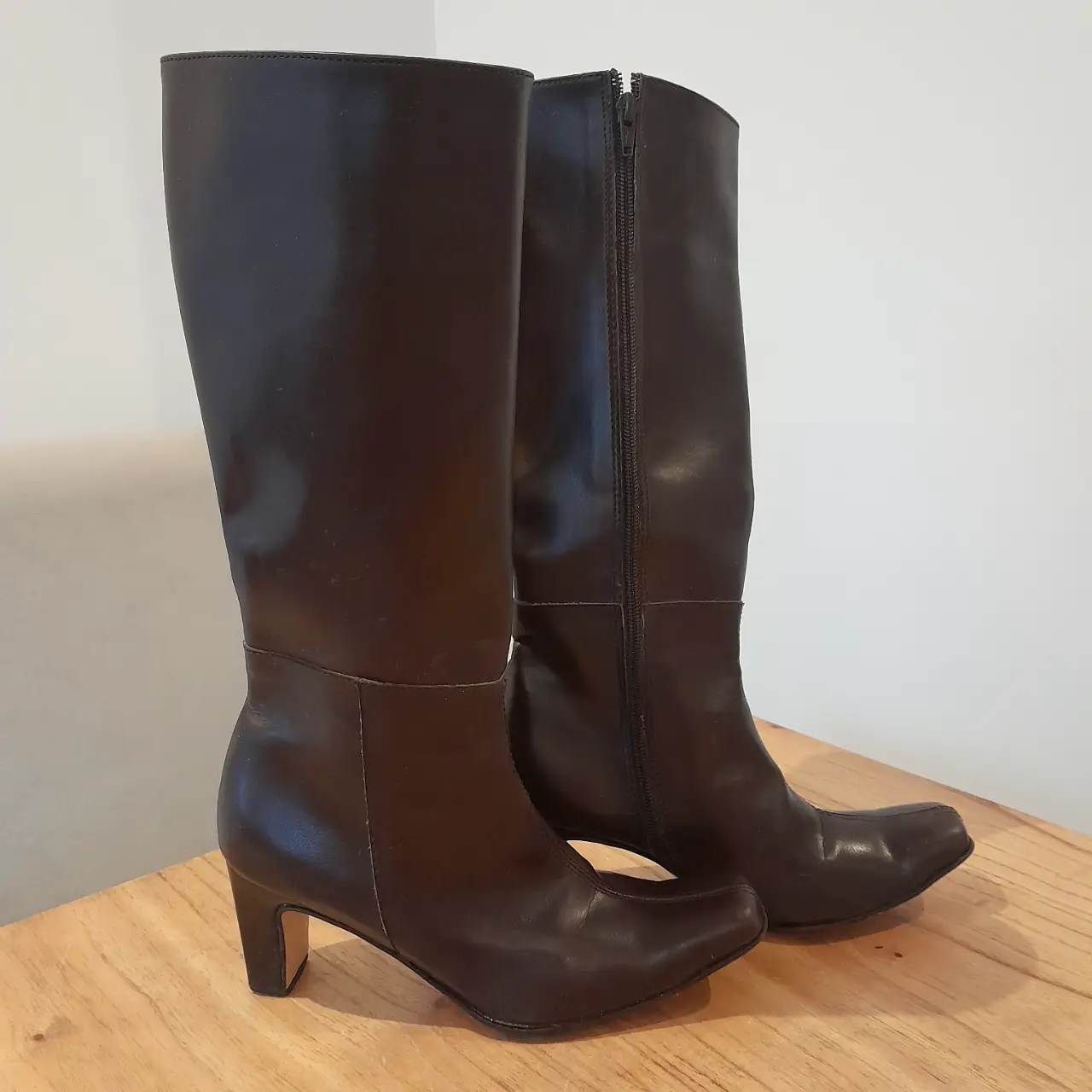 Botas de caña alta de cuero marrón oscuro, con cierre lateral y taco bajo. super elegantes y en impecable estado.