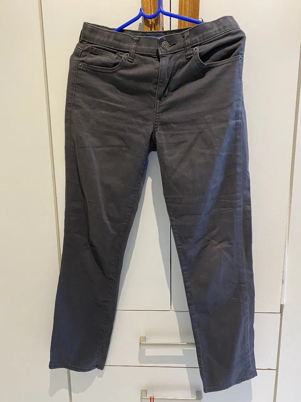 Jeans rectos, color gris oscuro, de la marca Old Navy. Un clásico para cualquier ocasión, ideal para un look casual y cómodo.
medidas cintura 36cm, cadera 43cm, tiro 24cm, largo total 90cm.
esta NUEVO! 