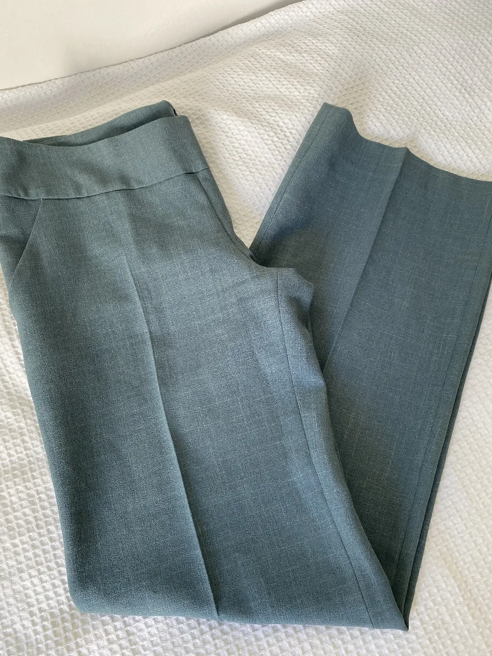 Pantalón sastrero de mujer, color verde. Talle 46. Con bolsillos y cierre. medidas 44cm cintura, 50cm cadera, tiro 24cm, largo 105cm, botamanga 25cm