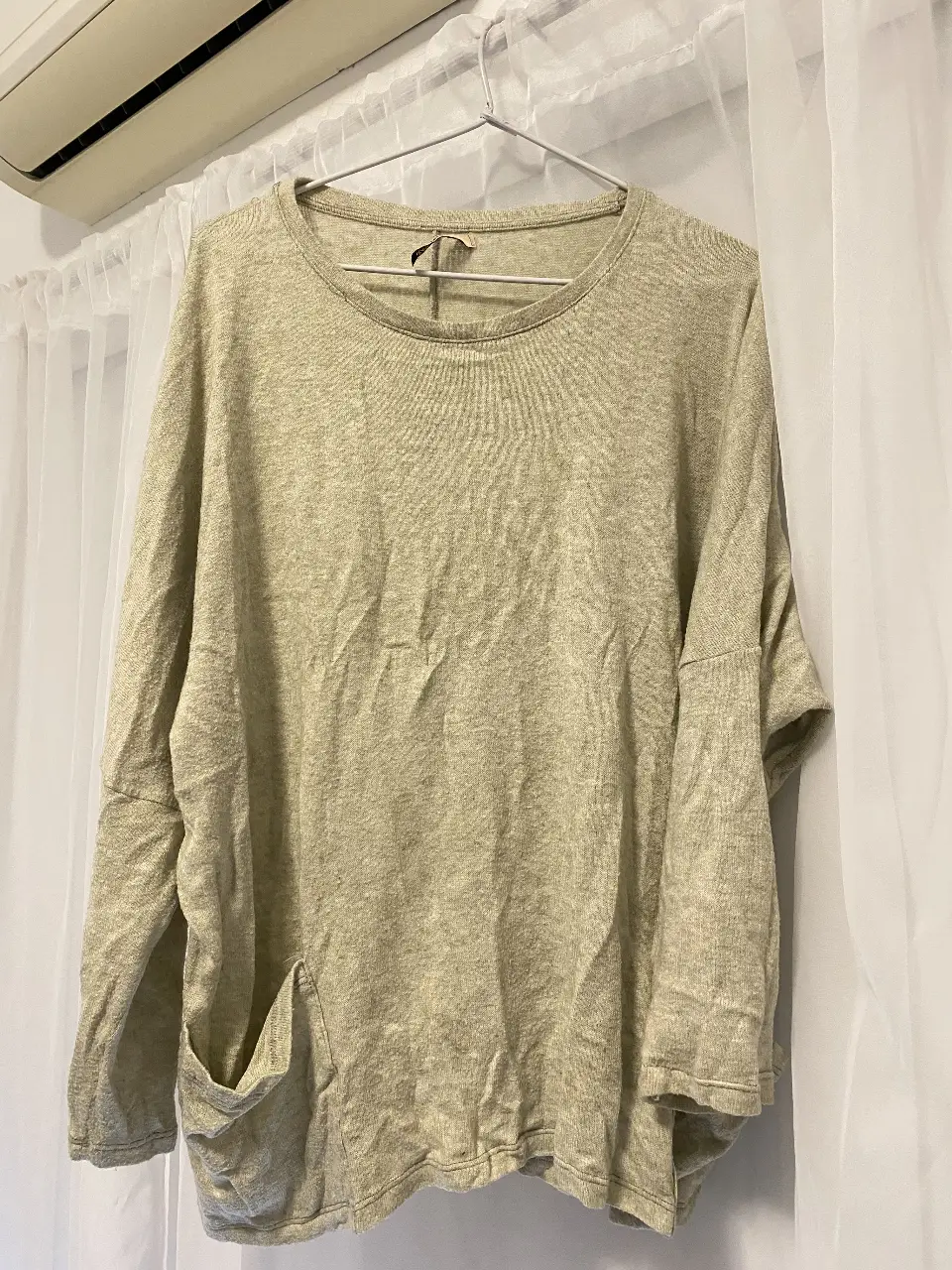 Sweater largo de mujer, color verde ,con mangas largas y bolsillos delanteros. Ideal para un look casual y cómodo.