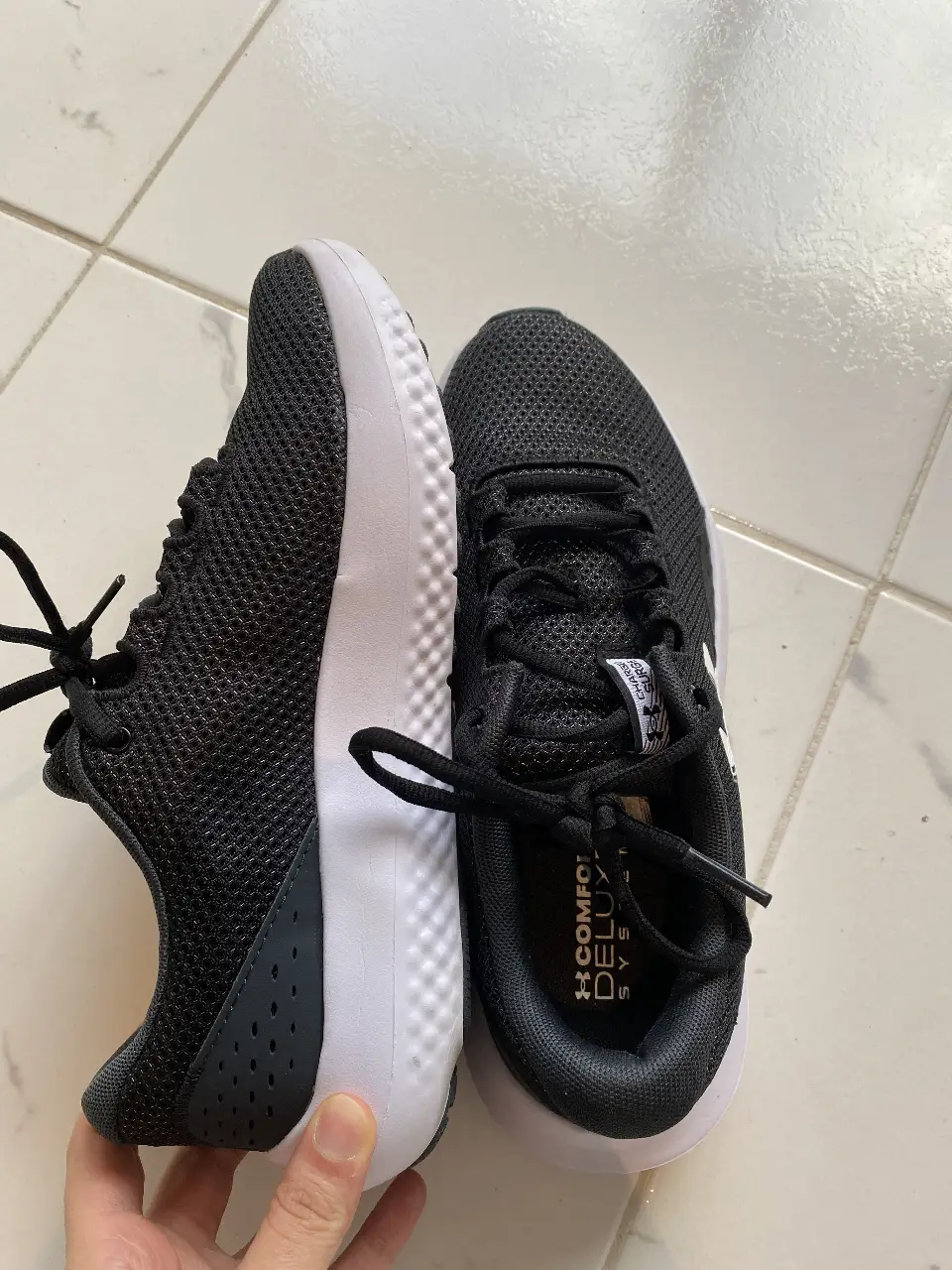 Zapatillas Under Armour negras con detalles blancos. Ideales para running y uso diario. Talle 8.5 US.
