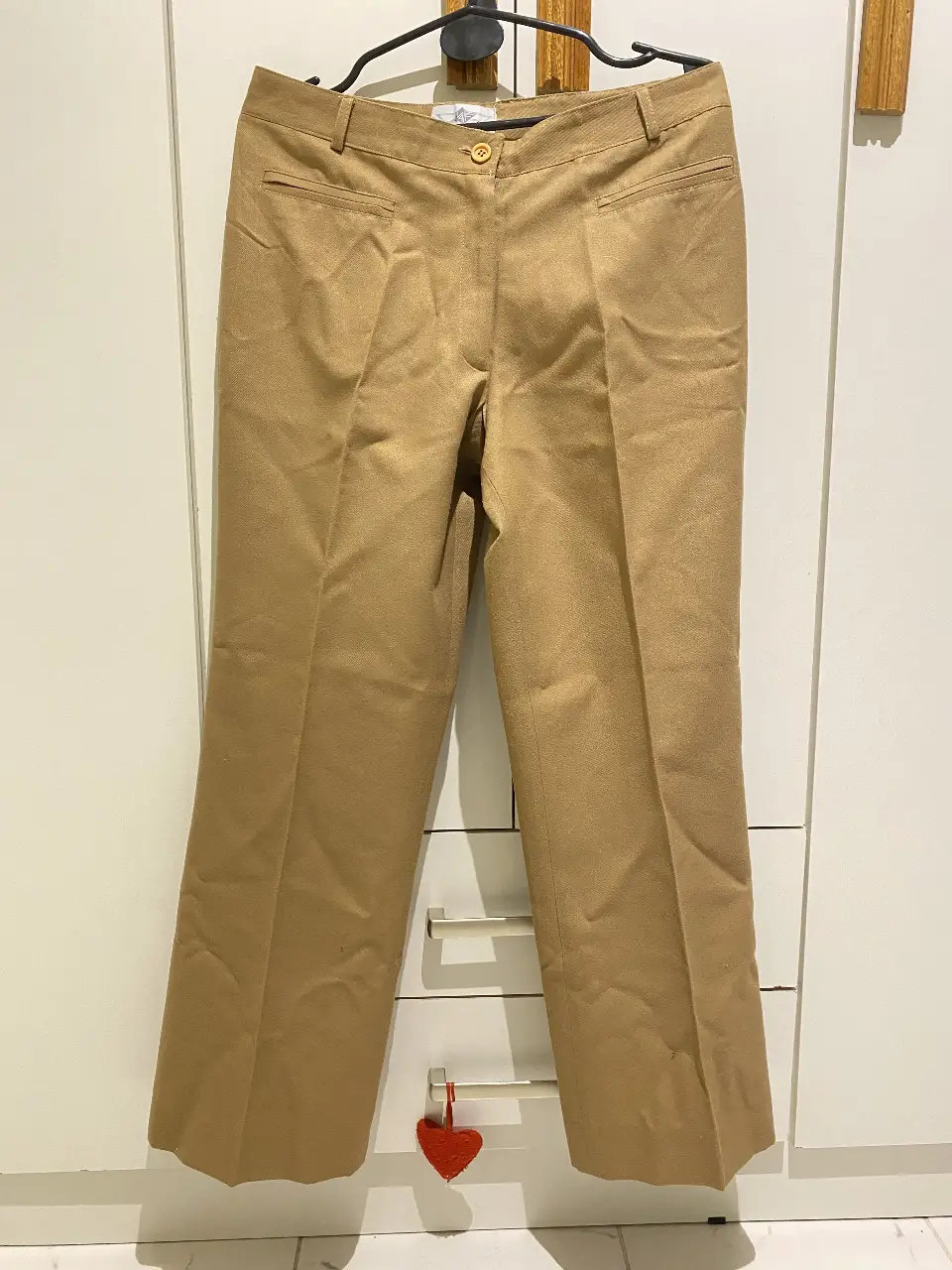 Pantalón sastrero de mujer en color camel. Corte recto, con pinzas delanteras y bolsillos decorativos. Ideal para un look elegante y sofisticado.