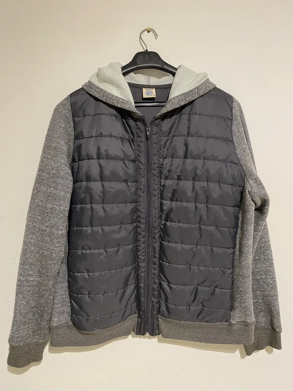 campera con capucha, con frente acolchado en color gris y mangas grises de algodón. Ideal para el invierno, y otoño con cierre frontal y bolsillos externos e internos. impecable. 