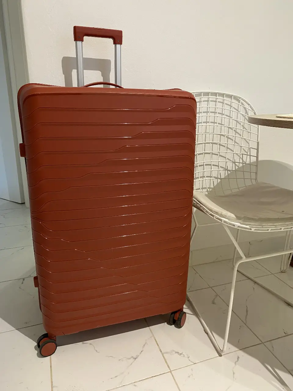 Valija rígida GRANDE de color rojo ideal para viajes. Cuenta con cierre, manija retráctil y ruedas 360 para facilitar el transporte. Interior espacioso con compartimentos y correas para asegurar el equipaje. Nueva!!! 