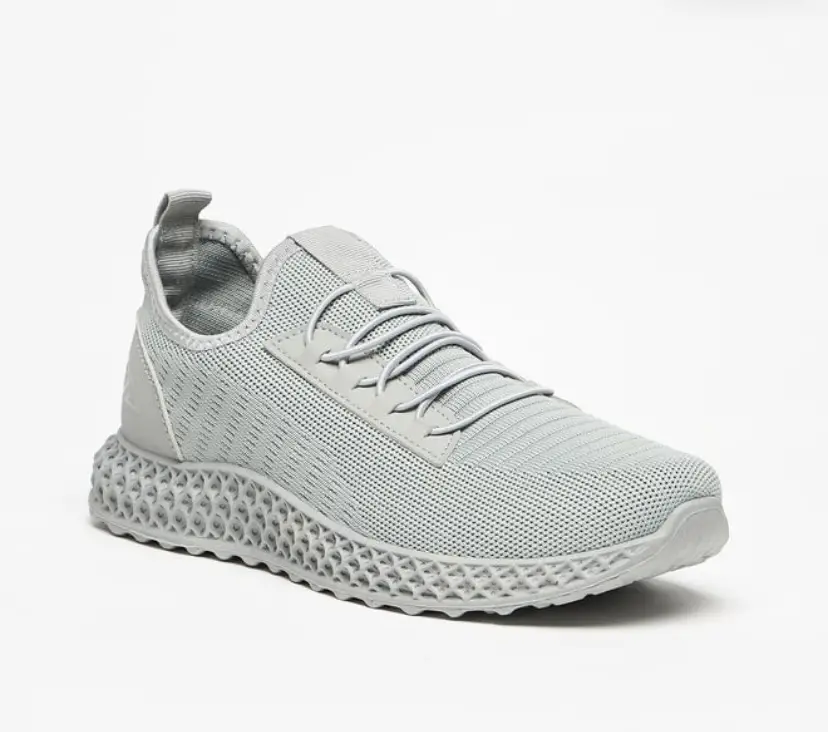 Zapatillas deportivas grises con suela texturizada y diseño moderno. Ideales para running y uso diario. muy cómodas y livianas