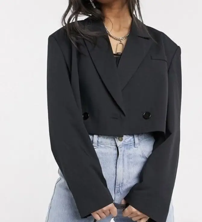Blazer negro crop, ideal para un look moderno y sofisticado. Corte over y botones delanteros. tiene bolsillo interno y dos botones de repuesto. el forro interior está en Perfecto estado