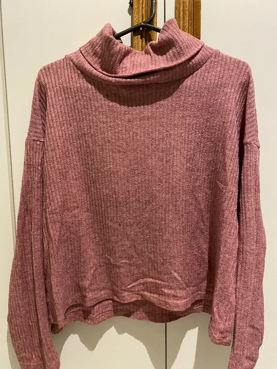 Sweater de cuello alto en color rosa, ideal para el invierno. De la marca Agustina Dominguez, talle M. Perfecto para un look casual y abrigado.