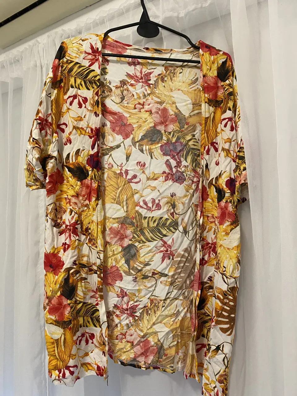 Kimono de mujer con estampado floral en tonos amarillos, rojos y blancos. Ideal para usar sobre un top o remera en verano.