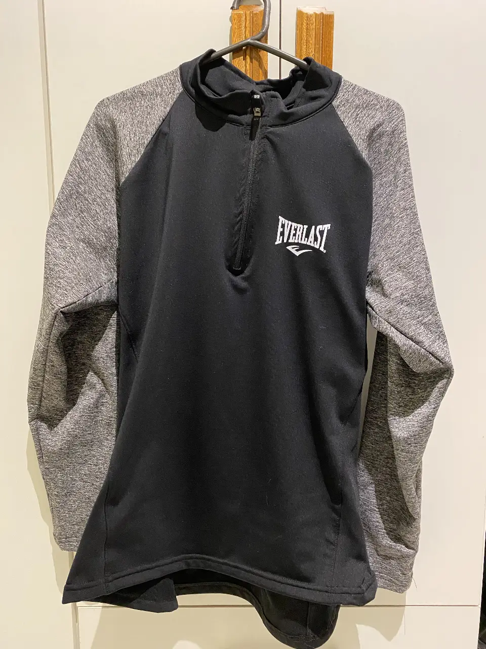 Buzo deportivo Everlast ñ, con cierre frontal y mangas en contraste gris. Ideal para entrenamientos y actividades al aire libre. talle L pero va para M 