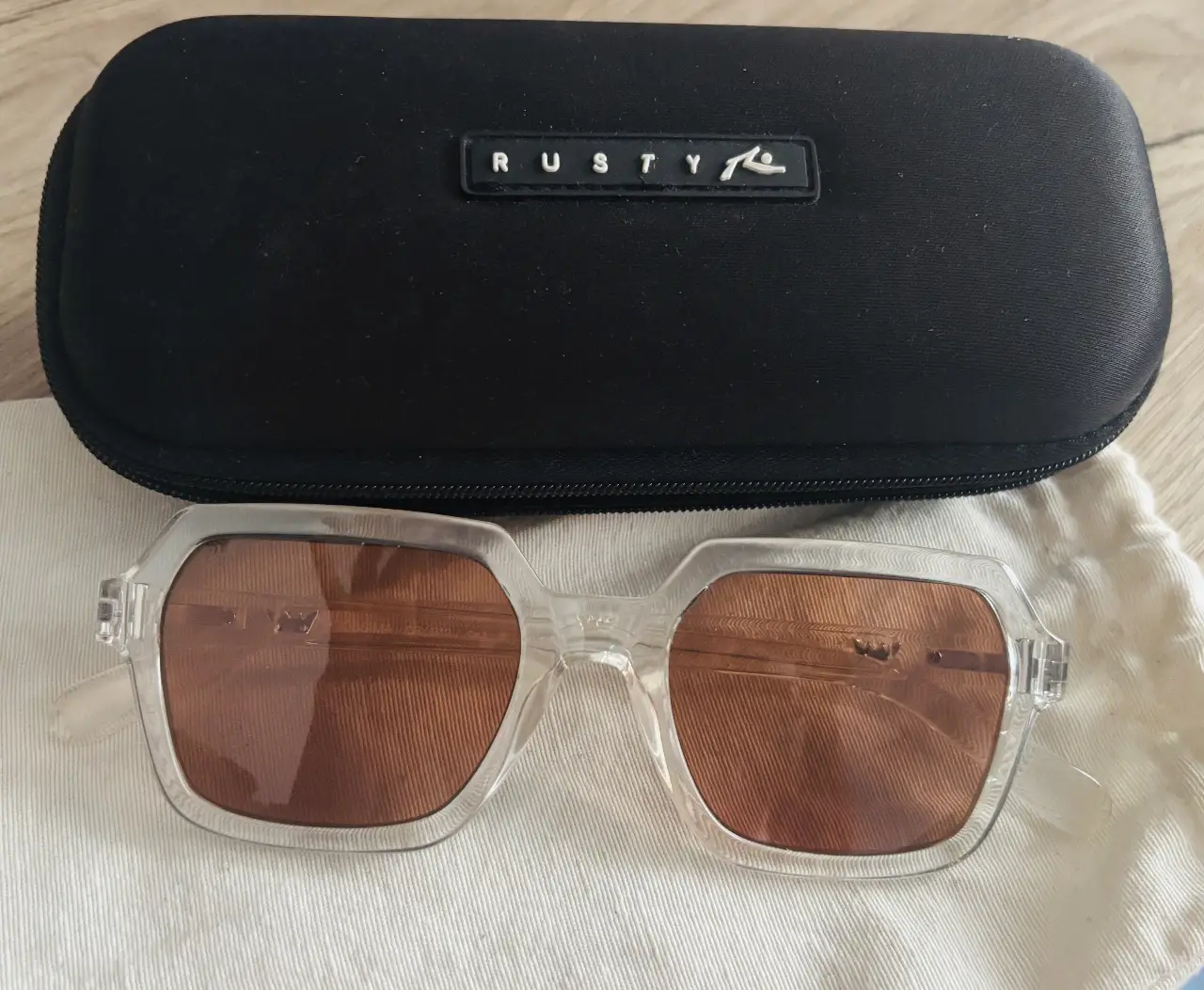 Anteojos de sol con armazón transparente y cristales marrones. Diseño moderno y versátil, ideal para complementar cualquier look La caja dice Rusty pero son d ela marca VULK .