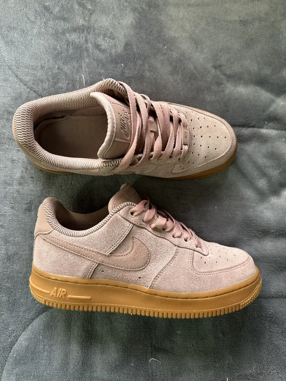 Zapatillas Nike Air Force 1 color rosa con suela marrón. Diseño clásico y versátil, ideales para un look casual y cómodo.