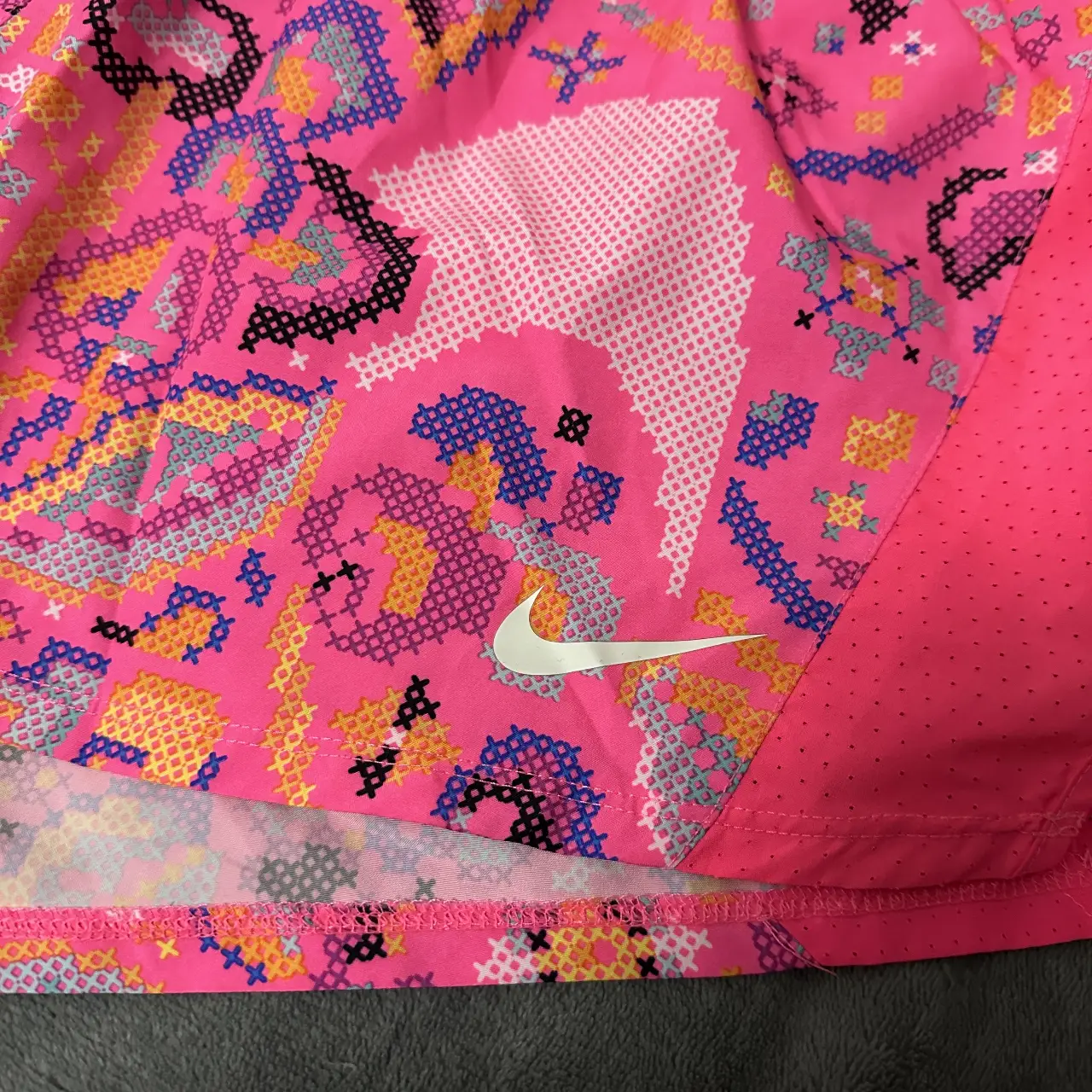 Short deportivo Nike Dri-Fit para mujer, con estampado vibrante y detalles de malla. Talle L.