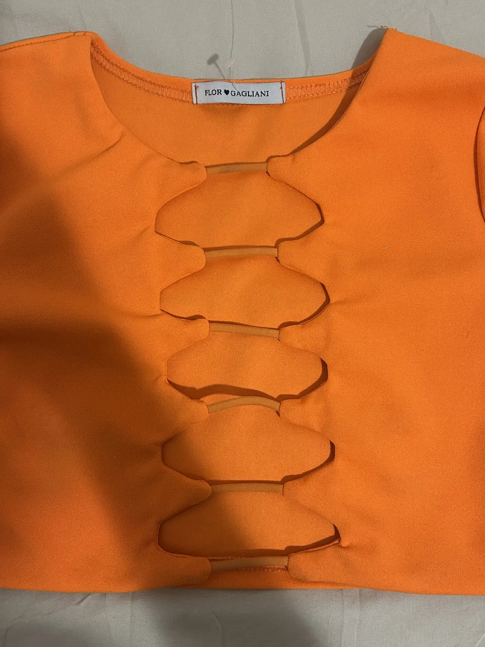 Top naranja con aberturas frontales. Ideal para un look ideal noche. Es cero transparente y queda hermoso!!! lo recomiendo 
