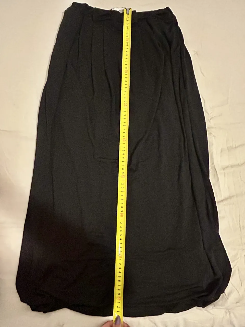 Pollera larga de mujer, color negro, de la marca Las Pepas. Ideal para un look elegante y versátil. Queda perfecto para S y M. La tela es hermosa y tiene un detalle de moño delantero. Queda divina. Está intacta. 