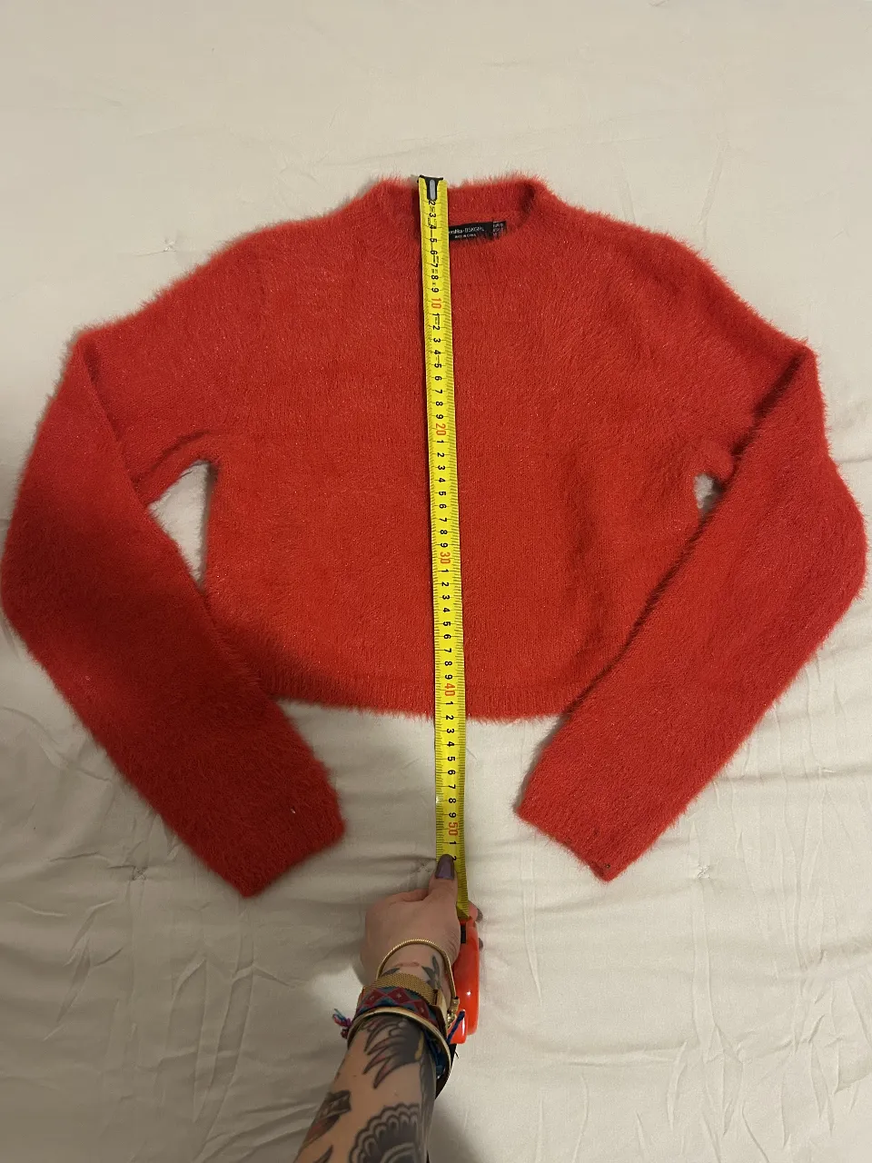 Sweater polera rojo de tejido peludo, ideal para un look moderno y abrigado. Perfecto para combinar con jeans o faldas. Es cortito y el estado es impecable!!! 