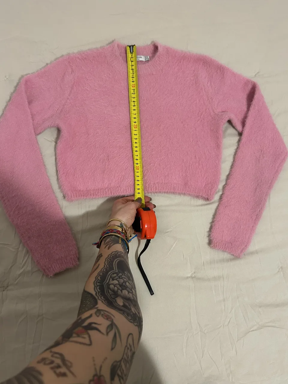 Sweater rosa de tejido peludo, ideal para un look casual y abrigado. Perfecto para combinar con jeans o faldas. Es corto y queda hermoso!!! está IMPECABLE 