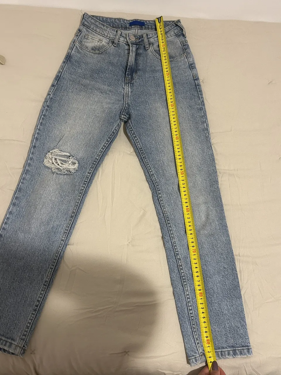 Jeans de mujer tiro alto, con roturas en la rodilla. Talle 23. Marca Sofia Sarkany. Está en excelente estado! es chupin, tieo alto y no tiene ni un solo detalle. 