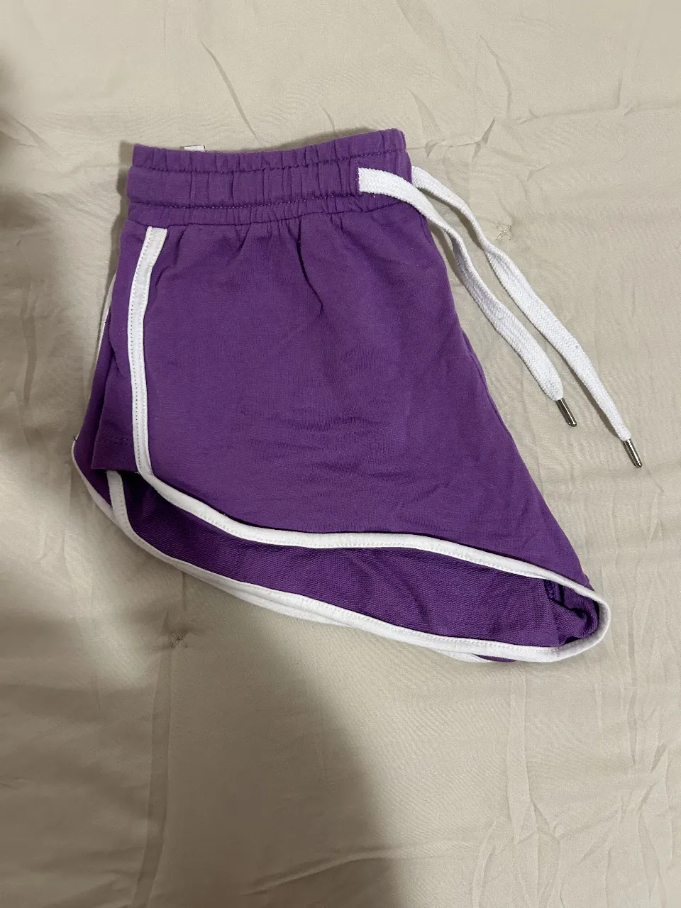 Short deportivo de mujer, color violeta con detalles blancos. Ideal para actividades físicas o uso casual. Talle 1/38.