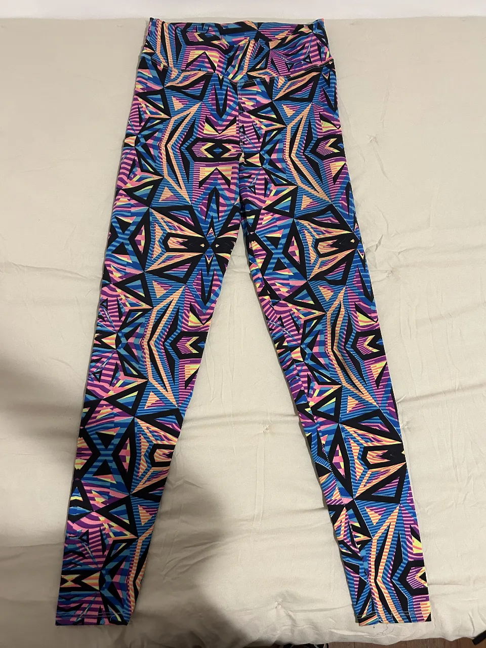 Calzas deportivas con estampado geométrico en tonos vibrantes. Perfectas para un look moderno y cómodo. El talle es para un 1 o un 2 tranquilamente. Son bien largas y tiro alto. quedan divinas y no tienen detalles. Están en excelente estado. 