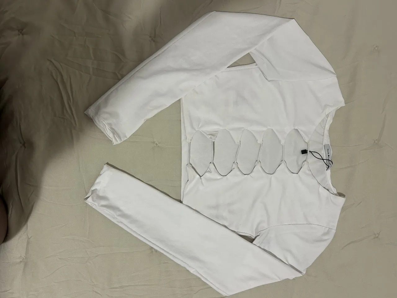 Top blanco de manga larga con aberturas en el frente. Ideal para un look noche canchero y sexy. la tela no se transparenta y queda hermoso. Está impecable. 