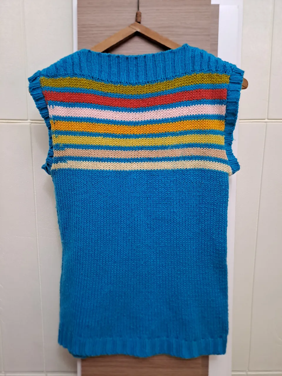 Sweater sin mangas de lana tejido a mano con rayas de colores en el cuello y el pecho. Base azul vibrante. sirve para talle s y m