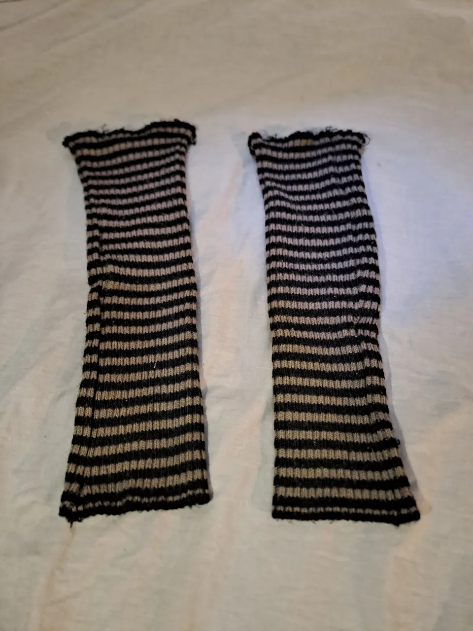 Par de polainas, calentadores de brazos a rayas finas, en color negro y beige. para combinar y sentirte abrigada