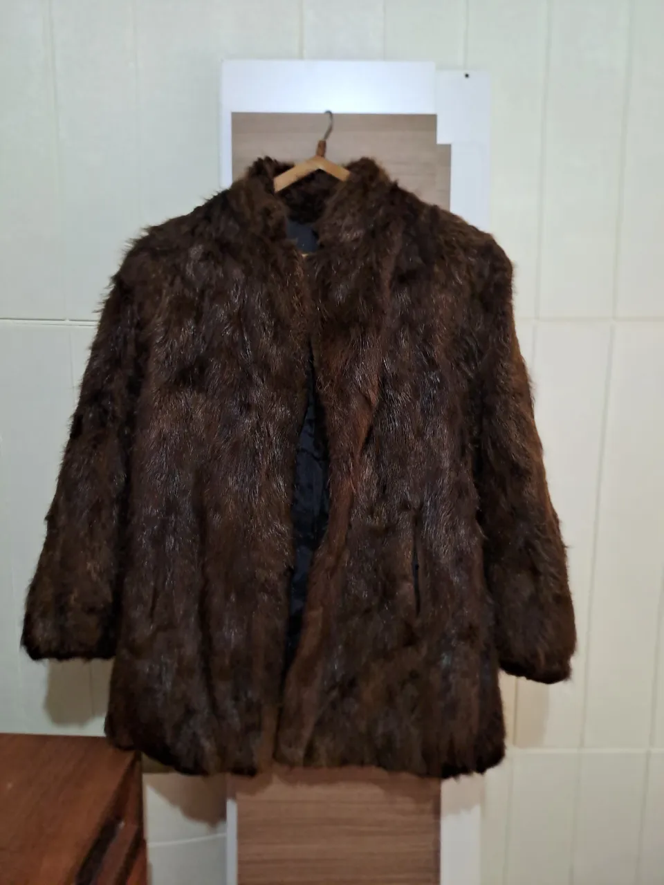 Campera de piel natural marrón vintage, con cuello redondo y mangas largas. Se abre al frente.