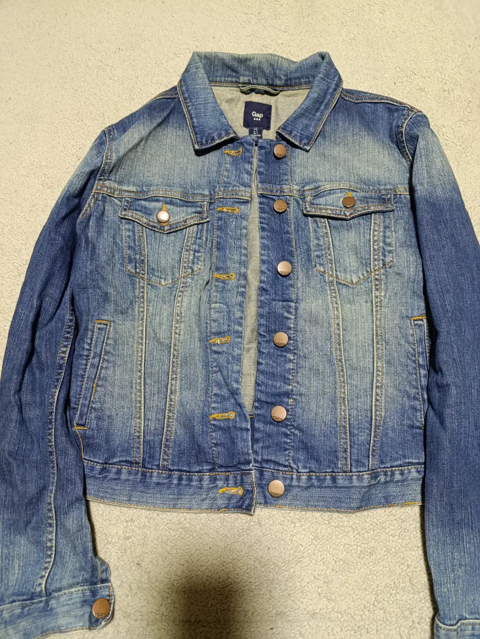 Campera de jean azul de la marca Gap, talle S. Ideal para un look casual y versátil.