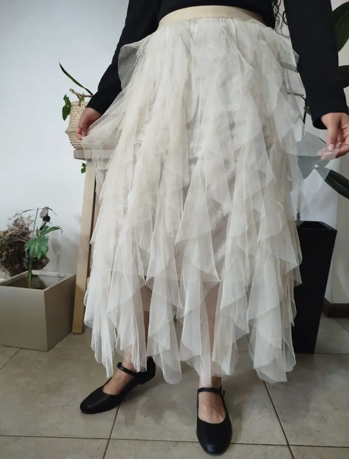Pollera larga de tul en color crudo,ideal para un look romántico y elegante. Perfecta para eventos especiales o para darle un toque único a tu outfit diario. Combinala con una blusa o top para un estilo sofisticado. Talle S/M cede desde 67 de cintura hasta 85cm