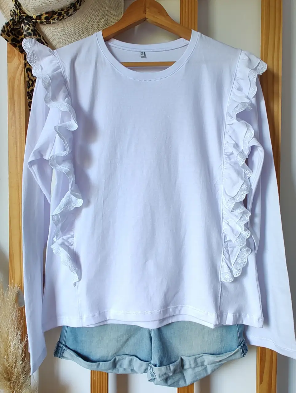 Remera/camiseta manga larga blanca con volados en los hombros, prenda única y estilo romántico de algodón premium, talle M/L, para medidas ideales entre 90 y 105 busto, 75 95 cintura. Ideal para todas las estaciones del año