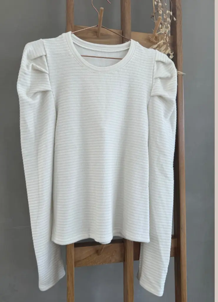 Camiseta manga princesa, confeccionada en lanilla aspen gruesita, tramada a rayas combinadas con lúrex. Talle S